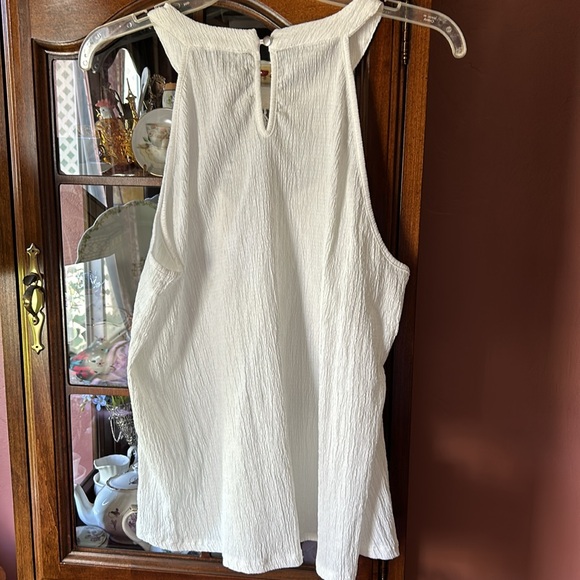 Cable and Gauge GORGEOUS white halter top with small button on back. NWOT. Flowy - Picture 5 of 9